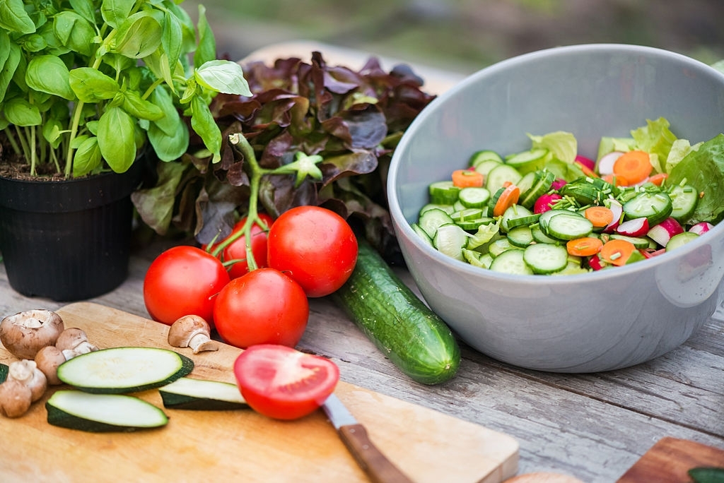 Fresh vegetable on vintage garden table Alimentos que debes evitar si deseas quedar embarazada4