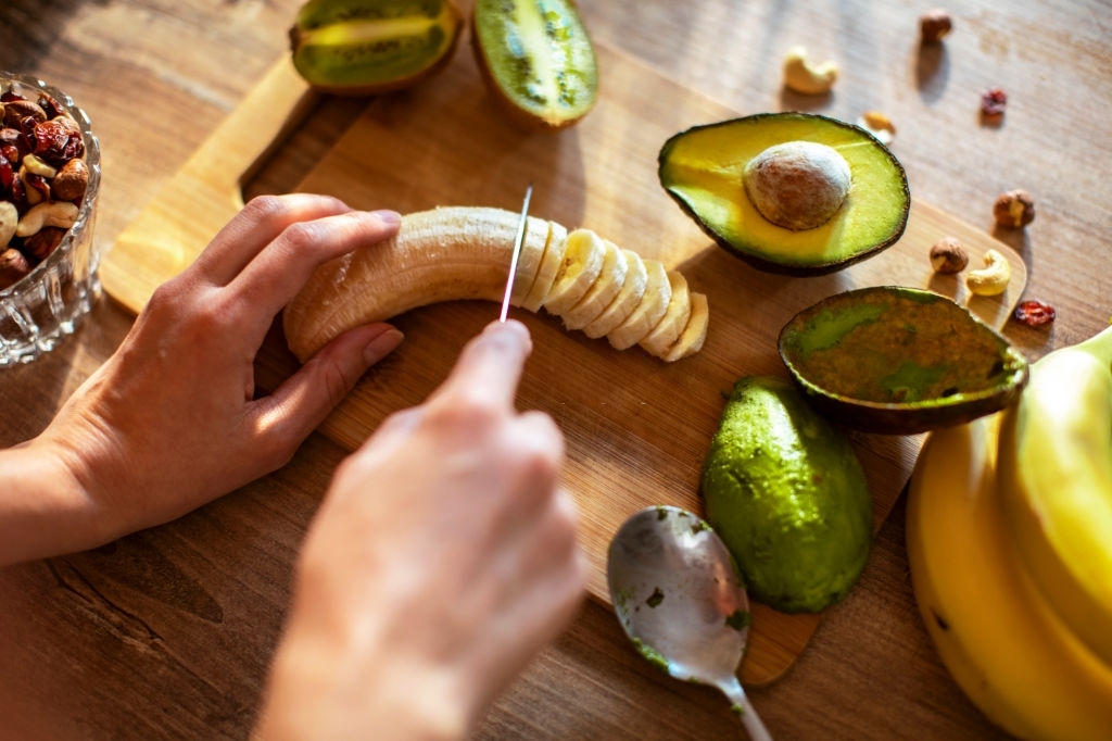 Close up of a young woman making a healthy smoothie at home Con estos alimentos puedes aumentar el conteo de espermatozoides2 1
