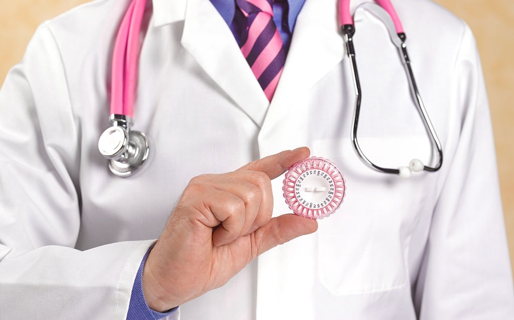 Doctor with HRT pills reserva ovarica